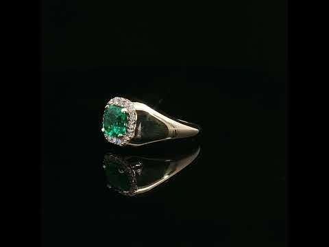 Anello a sigillo in oro giallo con smeraldo Lab-Grown taglio asscher e diamanti Lab-Grown taglio brillante.