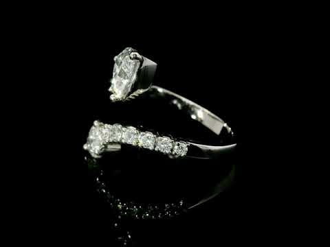 Anello contrariè aperto a gradazione in oro bianco e diamanti lab-grown taglio cuore e brillante, 2,60 carati.