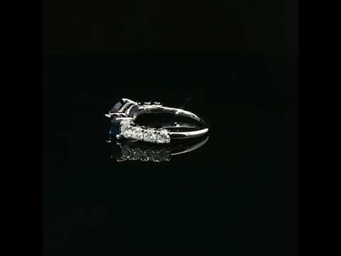 Anello in oro bianco con zaffiri Lab-Grown taglio goccia e ovale con diamanti Lab-Grown taglio brillante.