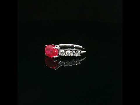 Anello in oro bianco con rubino Lab-Grown taglio ovale e diamanti Lab-Grown taglio brillante.
