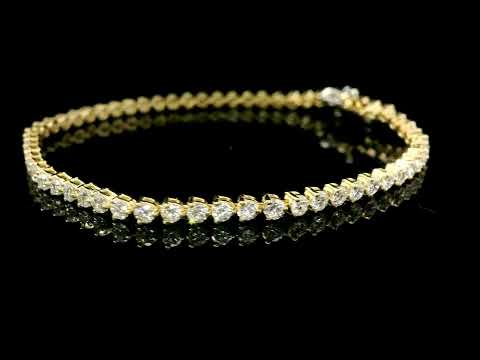 Bracciale tennis con castone a tre punte in oro giallo e diamanti lab-grown taglio brillante, 3,46 carati.