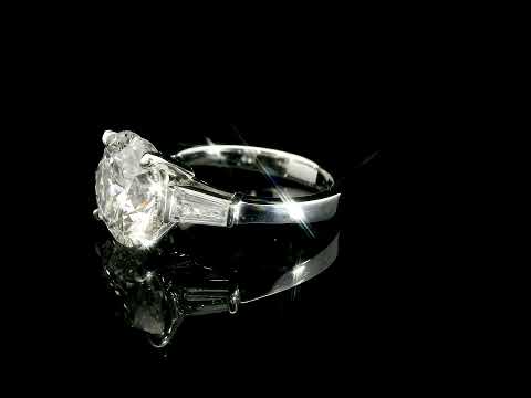 Solitario in oro bianco con diamanti lab-grown taglio brillante e taper, 5,63 carati.