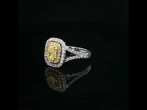 Anello in oro bianco con diamante Lab-Grown Fancy Yellow taglio radiant e diamanti Lab-Grown taglio brillante.