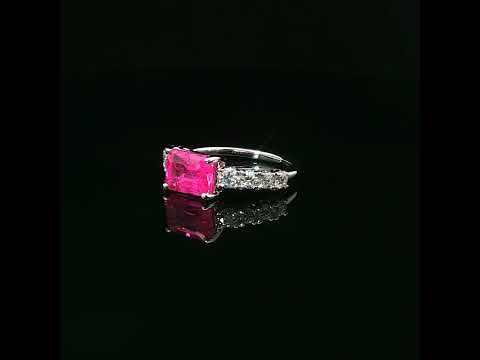 Anello in oro bianco con zaffiro rosa Lab-Grown taglio smeraldo e diamanti Lab-Grown taglio brillante.