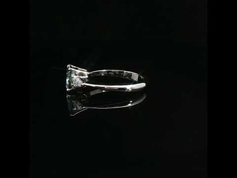 Anello Trilogy in oro bianco con diamante Lab-Grown fancy green e Diamanti Lab-Grown.