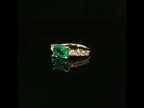 Anello in oro Giallo con smeraldo Lab-Grown taglio smeraldo con diamanti Lab-Grown taglio brillante.