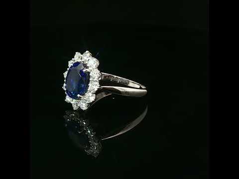 Anello in oro bianco con zaffiro Lab-Grown taglio ovale e diamnati Lab-Grown taglio brillante.