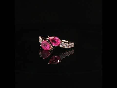 Anello Twin in oro rosa con zaffiri rosa Lab-Grown taglio goccia e diamanti Lab-Grown taglio brillante.