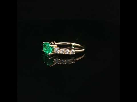 Anello in oro giallo con smeraldo Lab-Grown taglio ovale e diamanti Lab-Grown taglio brillante.