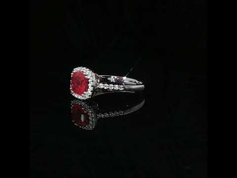 Anello in oro bianco con rubino Lab-Grown taglio cuscino e diamanti Lab-Grown taglio brillante.