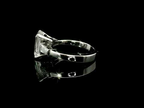 Solitario in oro bianco con diamanti lab-grown taglio smeraldo e taper, 3,62 carati.