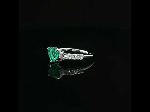 Anello in oro bianco con smeraldo Lab-Grown taglio cuore e diamanti Lab-Grown taglio brillante.