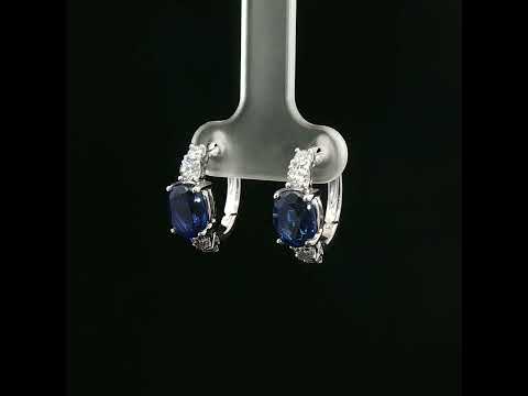 Orecchini in oro bianco con zaffiri Lab-Grown taglio ovale e diamanti Lab-Grown taglio brillante.