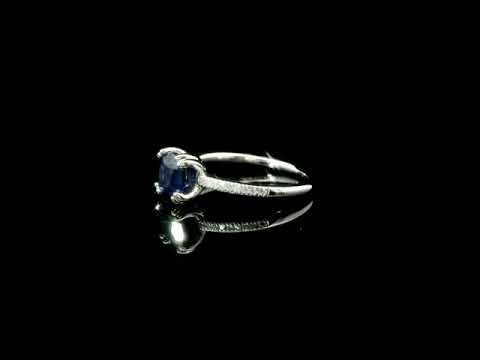 Anello in oro bianco con zaffiro Lab-Grown e diamanti Lab-Grown taglio brillante.