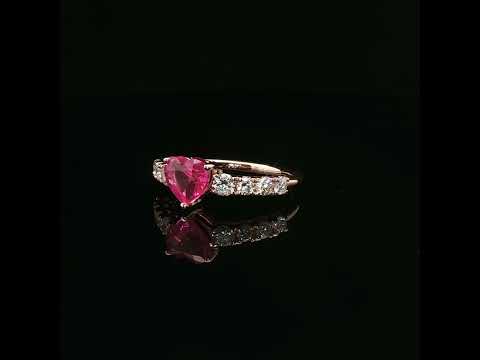 Anello in oro rosa con zaffiro rosa Lab-Grown taglio cuore e diamanti Lab-grown taglio brillante.