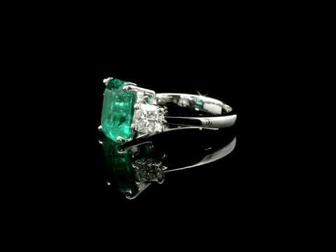 Anello in oro bianco con smeraldo Lab-Grown e diamanti Lab-Grown taglio cuscino.