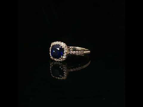 Anello in oro giallo con zaffiro taglio cuscino e diamanti Lab-Grown taglio brillante.