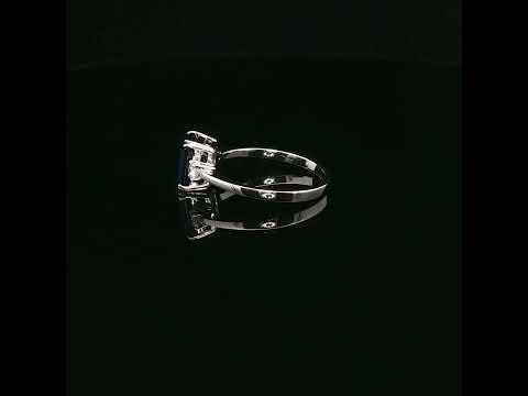 Trilogy in oro bianco con zaffiro Lab-Grown taglio smeraldo e diamanti Lab-Grown taglio brillante.