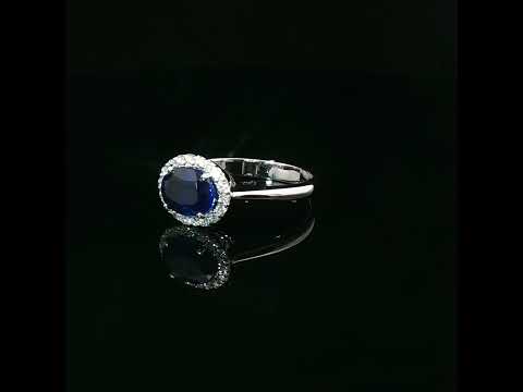 Anello in oro bianco con zaffiro Lab-Grown taglio ovale e diamanti Lab-Grown taglio brillante.