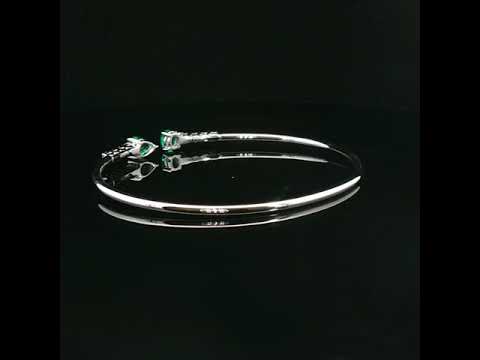 Bracciale Twin in oro bianco con smeraldi Lab-grown taglio goccia e ovale con diamanti Lab-Grown taglio brillante.