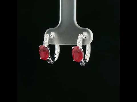 Orecchini in oro bianco con rubini Lab-Grown taglio ovale e diamanti Lab-Grown taglio brillante.