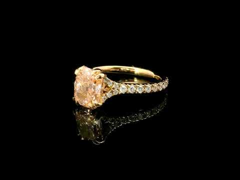 Solitario in oro rosa e diamante lab-grown taglio cuscino fancy pink e taglio brillante, 2,19 carati.