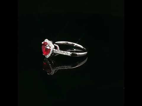Anello in oro bianco con rubino Lab-Grown taglio cuore e diamanti Lab-Grown taglio brillante.