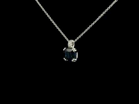 Girocollo punto luce in oro bianco con zaffiro Lab-Grown taglio cuscino e diamanti Lab-Grown taglio brillante.