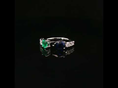 Anello in oro bianco con smeraldo, zaffiro e diamanti Lab-Grown.