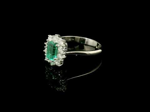 Anello in oro bianco con smeraldo lab-grown e diamanti lab-grown taglio brillante.