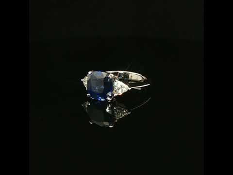 Anello in oro bianco con zaffiri Lab-Grown taglio cuscino e diamanti Lab-Grown taglio trillion.