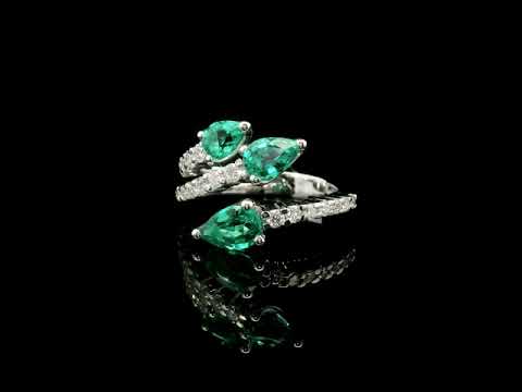Anello in oro bianco con smeraldi Lab-Grown taglio goccia e diamanti Lab-Grown taglio brillante.