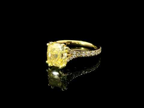 Solitario in oro giallo e diamante lab-grown taglio cuscino fancy yellow e taglio brillante, 2,71 carati.
