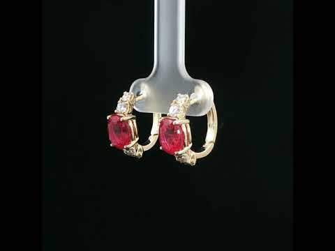 Orecchini in oro giallo con rubini Lab-Grown taglio ovale e diamanti Lab-Grown taglio brillante.