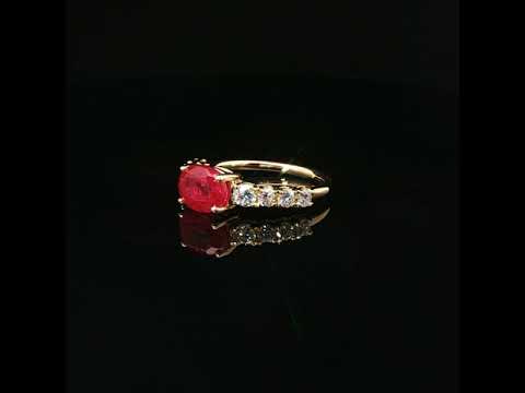 Anello in oro giallo con rubino Lab-Grown taglio ovale e diamanti Lab-Grown taglio brillante.
