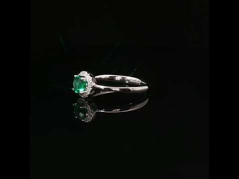 Anello in oro bianco con smeraldo Lab-Grown taglio brillante e diamanti Lab-Grown taglio brillante.