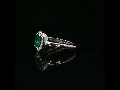 Anello in oro bianco con smeraldo Lab-Grown taglio ovale e diamanti Lab-Grown taglio brillante.