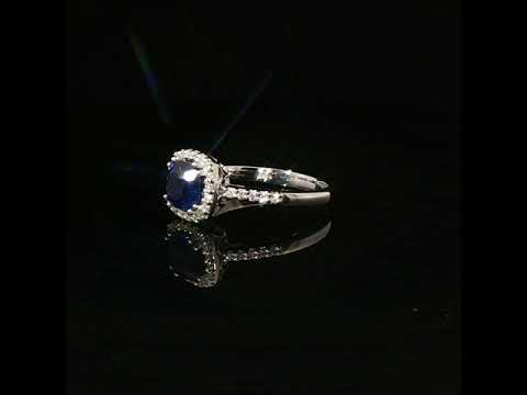 Anello in oro bianco con zaffiro Lab-Grown taglio cuscino e diamanti Lab-Grown taglio brillante.