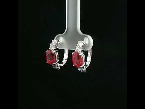 Orecchini in oro bianco con Rubini Lab-Grown taglio ovale e diamanti Lab-Grown taglio brillante.