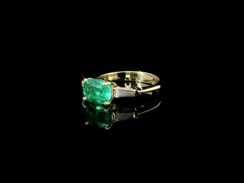 Anello in oro giallo con smeraldo Lab-Grown e diamanti lab-Grown taglio taper.