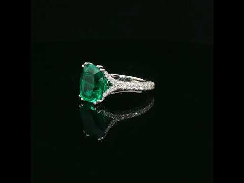 Anello in oro bianco con smeraldo Lab-Grown taglio cuscino e diamanti Lab-Grown taglio brillante.