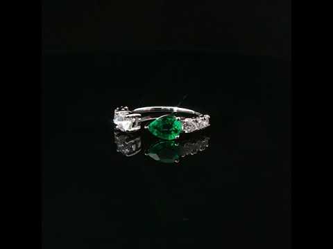 Anello in oro bianco con smeraldo Lab-Grown taglio goccia e diamanti Lab-Grown taglio brillante.