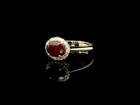 Anello in oro giallo con rubino Lab-Grown e diamanti Lab-Grown taglio brillante.