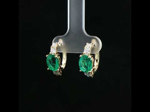 Orecchini in oro giallo con smeraldi Lab-Grown taglio ovale e diamanti Lab-Grown taglio brillante.