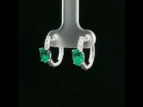 Orecchini in oro bianco con smeraldi lab-Grown taglio ovale e diamanti Lab-Grown taglio brillante.