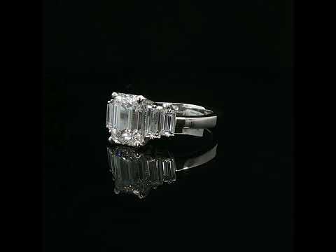 Fedina in oro bianco con Diamanti Lab-Grown taglio smeraldo, 3,38 carati.