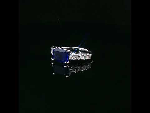 Anello in oro bianco con zaffiro Lab-Grown taglio smeraldo e diamanti Lab-Grown taglio brillante.