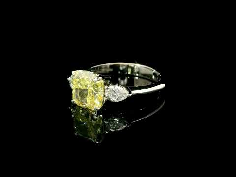 Trilogy in oro bianco e diamante lab-grown taglio cuscino fancy yellow e taglio goccia, 3,15 carati.