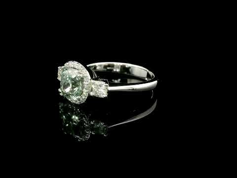 Trilogy in oro bianco con diamante lab-grown taglio cuscino fancy green e diamanti lab-grown taglio cuscino e brillante, 1,80 carati.
