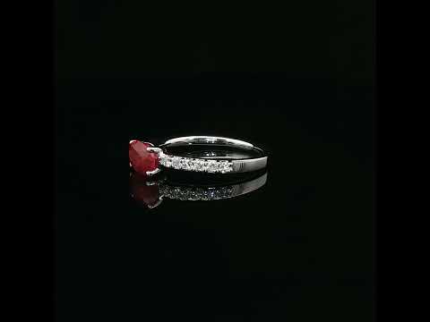 Anello in oro bianco con rubino Lab-Grown taglio ovale e diamanti Lab-grown taglio brillante.